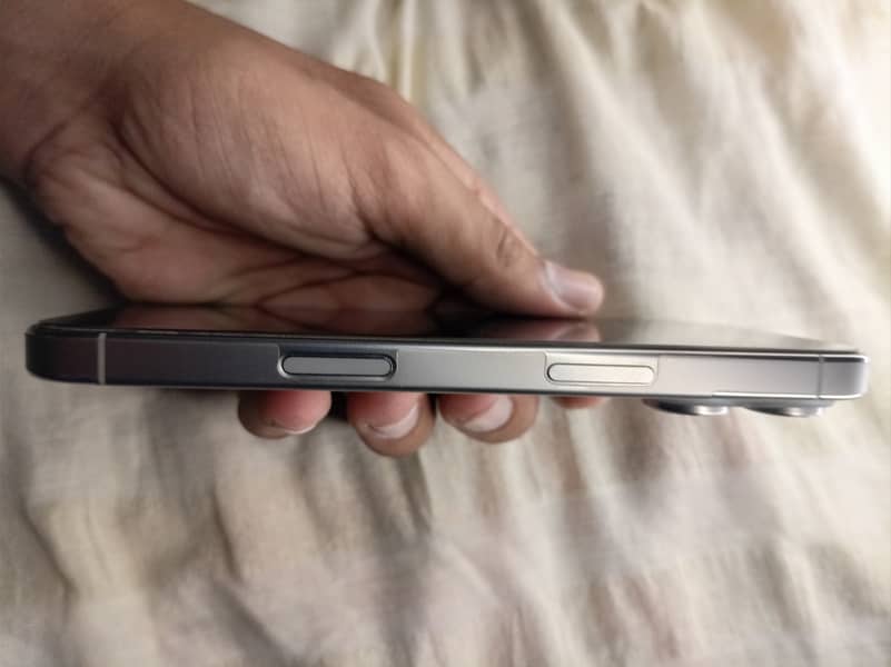 Apple iPhone 16 Pro 2
