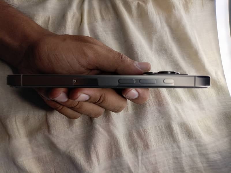 Apple iPhone 16 Pro 3