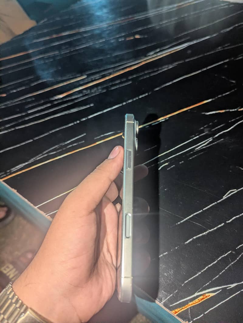 Apple iPhone 16 Pro Max 2