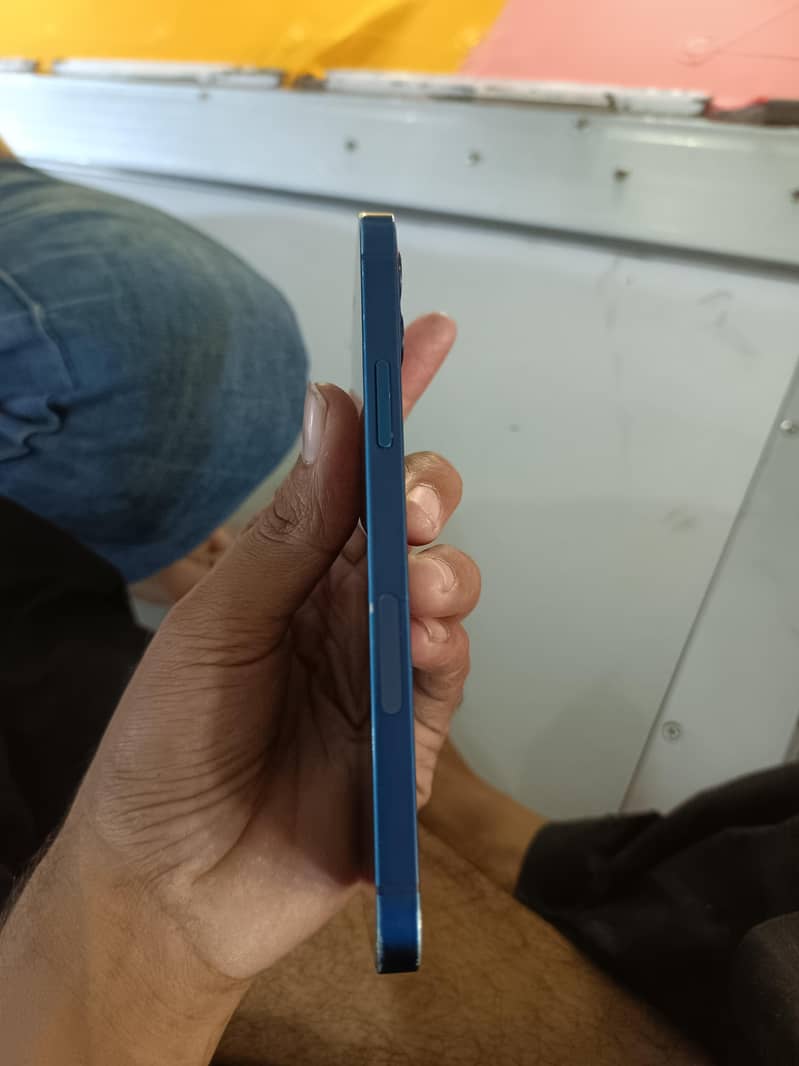 Apple iPhone 12 4