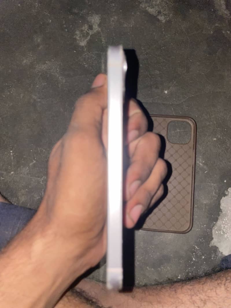 Apple iPhone 13 9