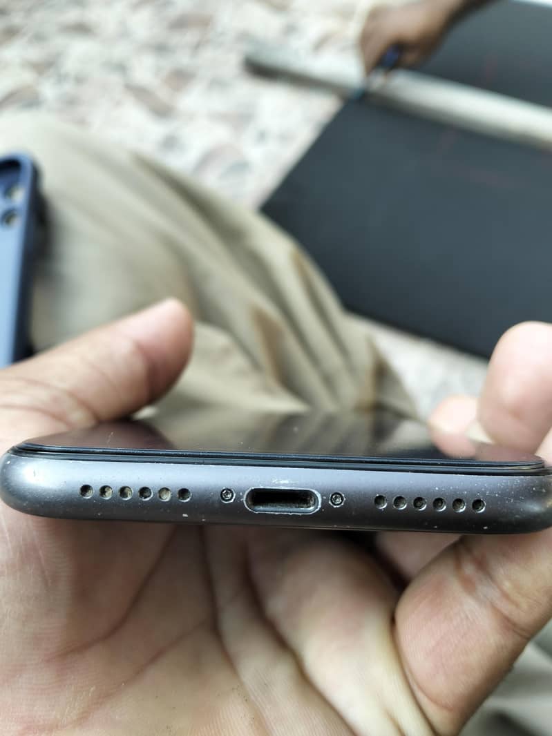 Apple iPhone 11 4