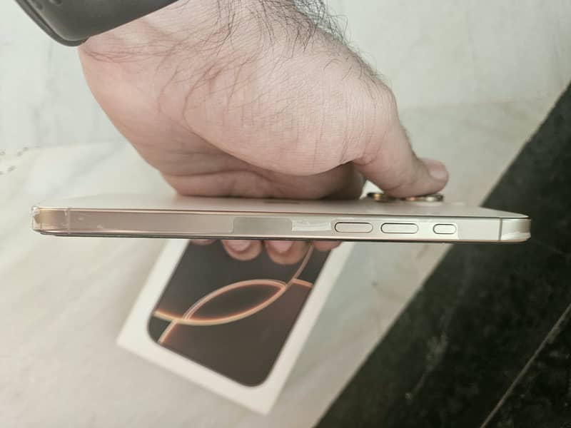 Apple iPhone 16 Pro Max 2