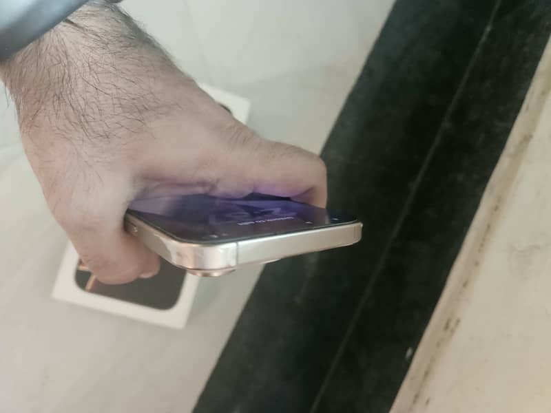 Apple iPhone 16 Pro Max 4