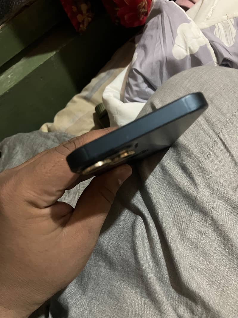 Apple iPhone 13 5