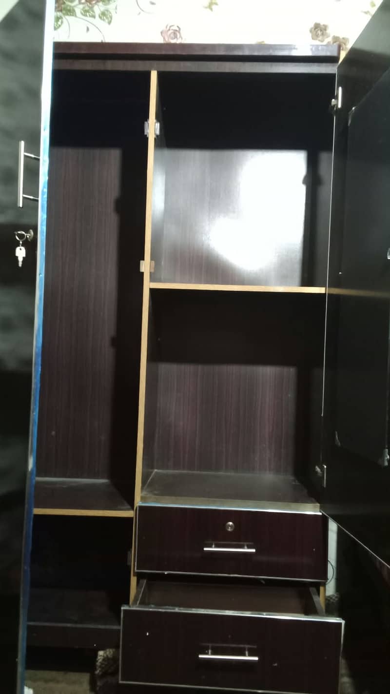 Almirah, Bed, Sofa set. 9