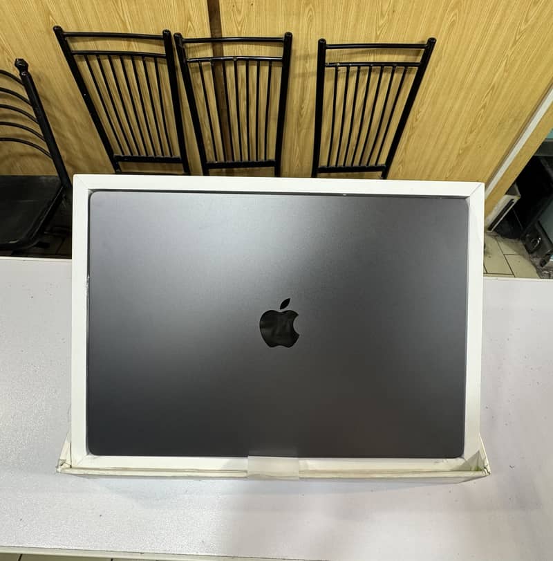 Macbook m4 max 1