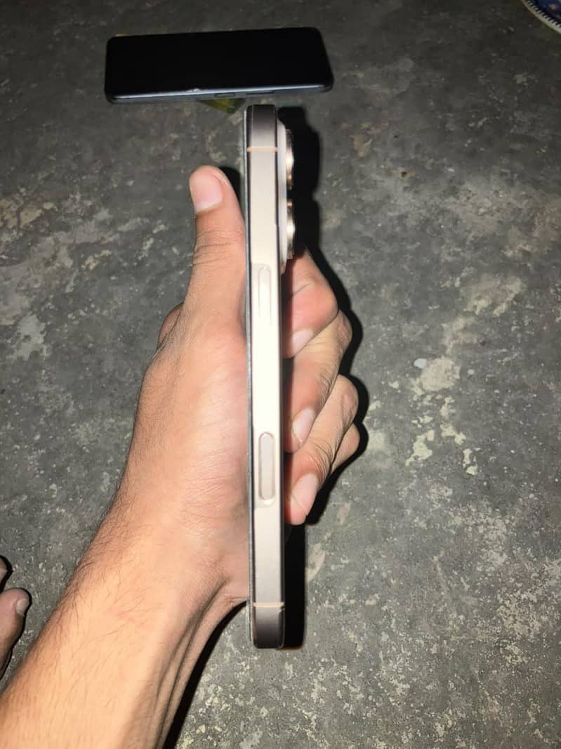 Apple iPhone 16 Pro 3