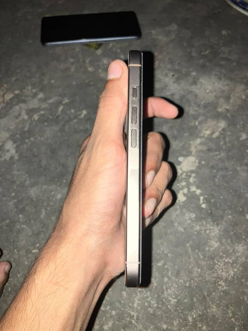 Apple iPhone 16 Pro 4