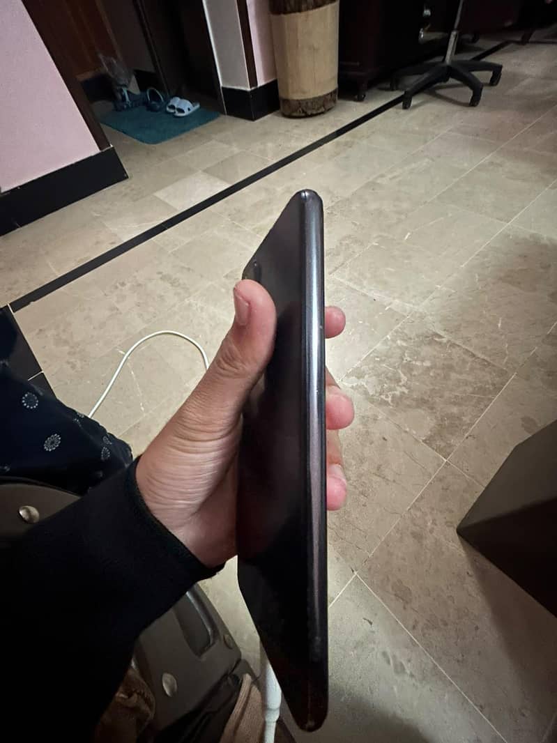 Samsung Mobile A52. . . 4