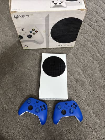 Xbox series s 2 controllers withbox