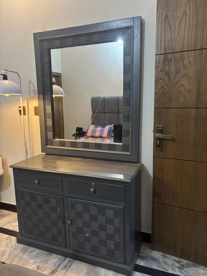 Dressing table for sale contact on WhatsApp for details 4