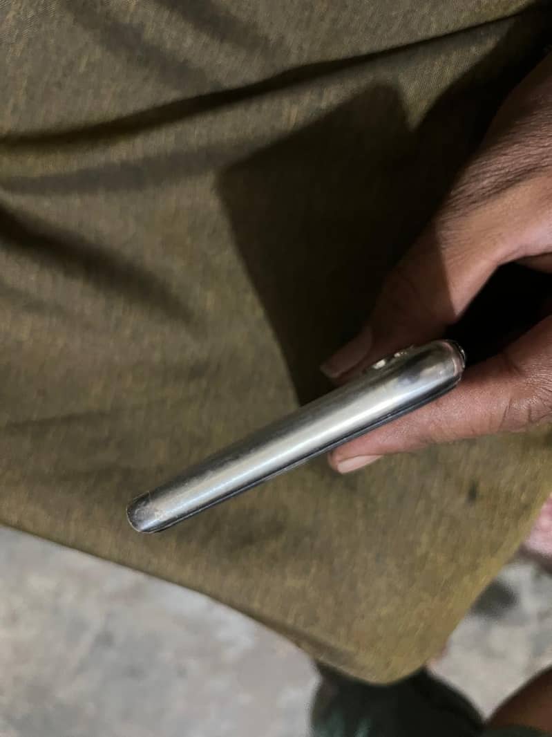 Apple iPhone X 4