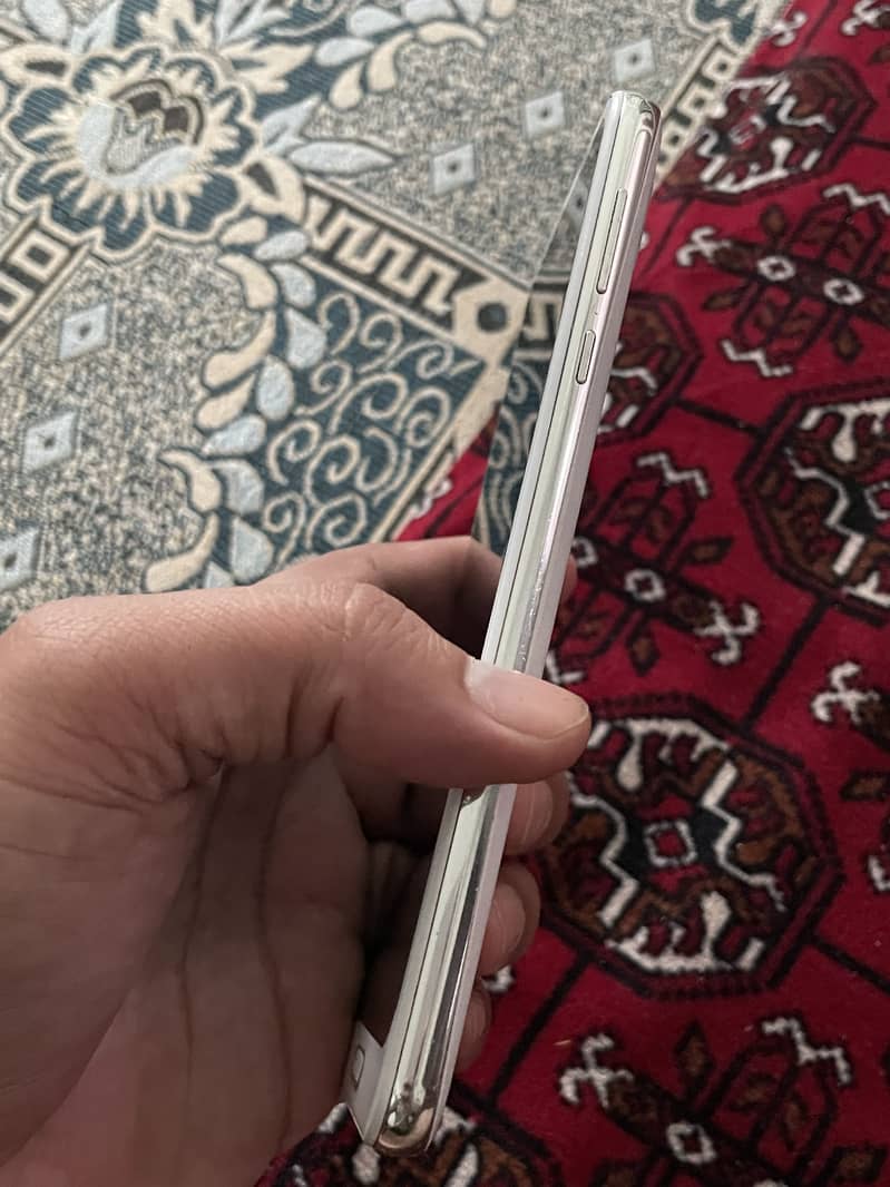 Sharp Aquos R2 1