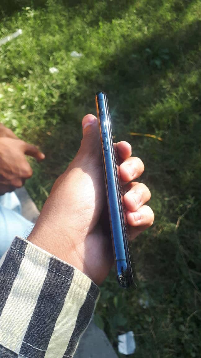 Apple iPhone 11 Pro 4