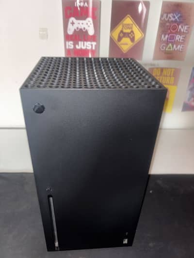 Xbox series x 1tb with FC 27 and other games