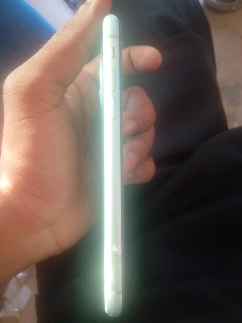 Apple iPhone 11 3