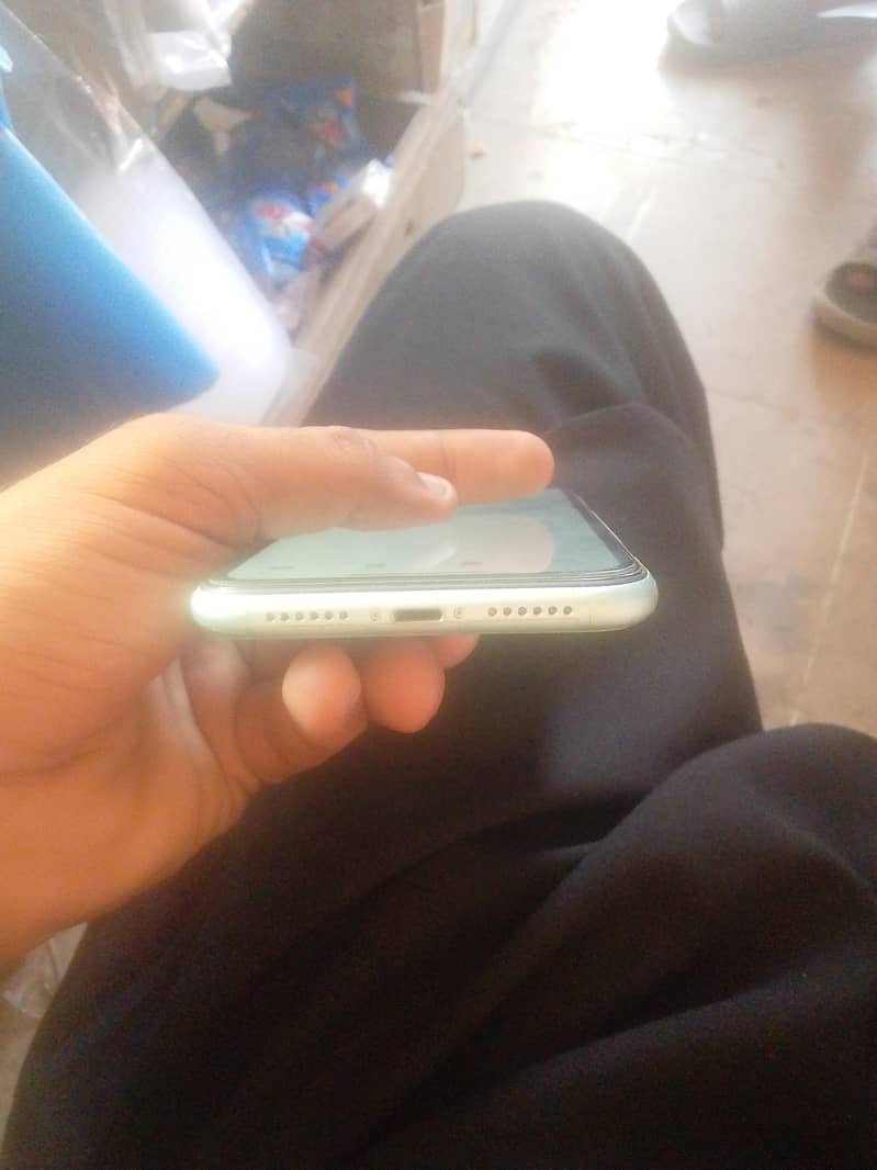 Apple iPhone 11 4