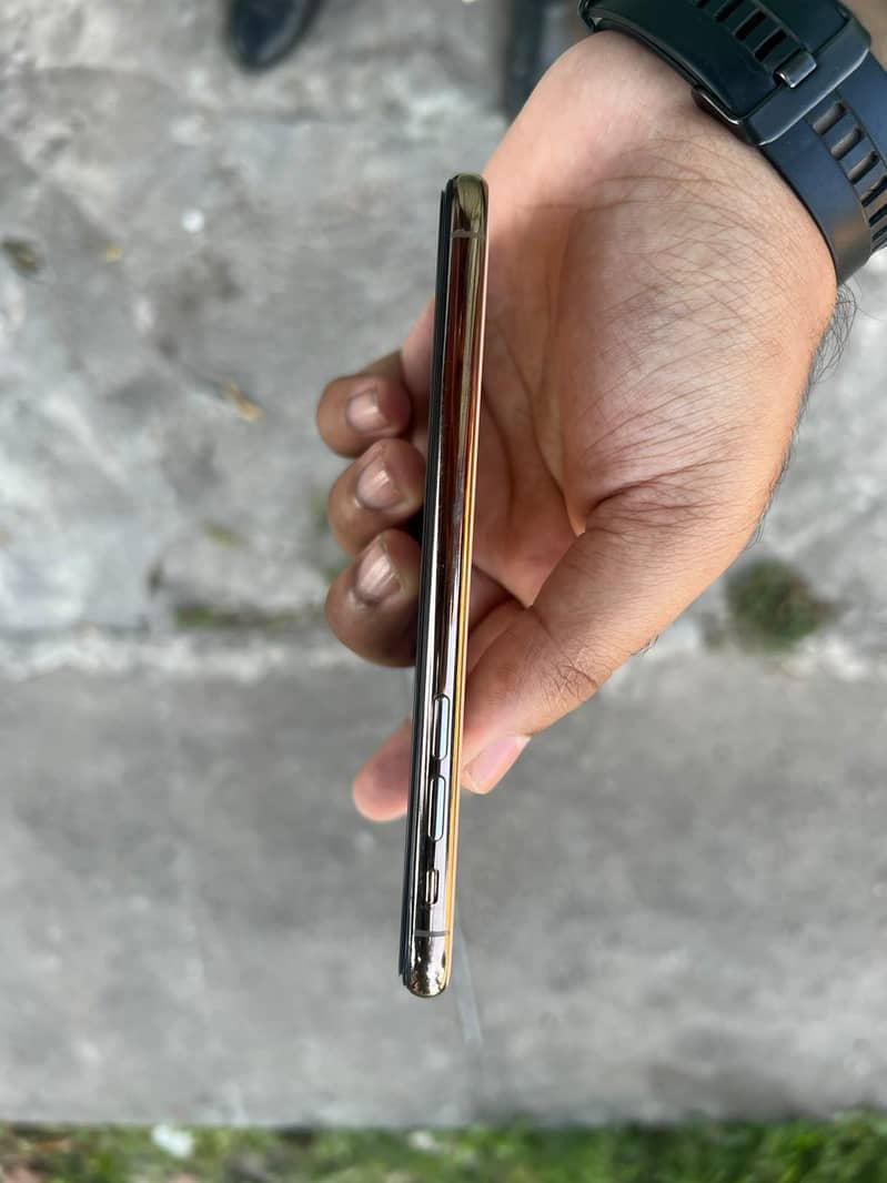 Apple iPhone XS 3