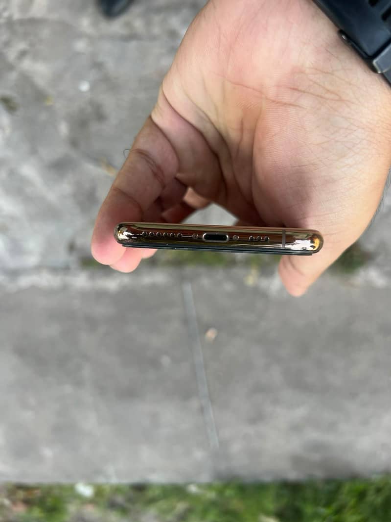 Apple iPhone XS 4