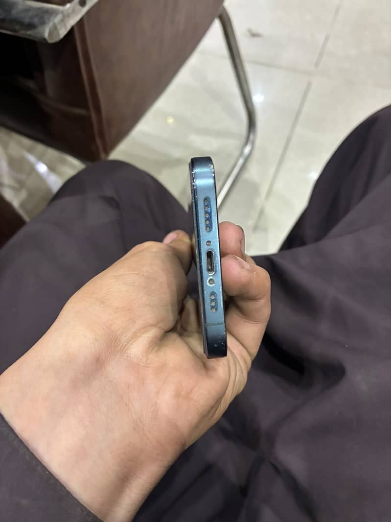 Apple iPhone 12 4