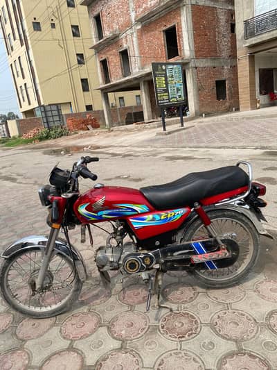 Honda CD70 2023