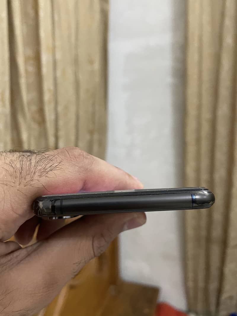 Apple iPhone XS Max 4