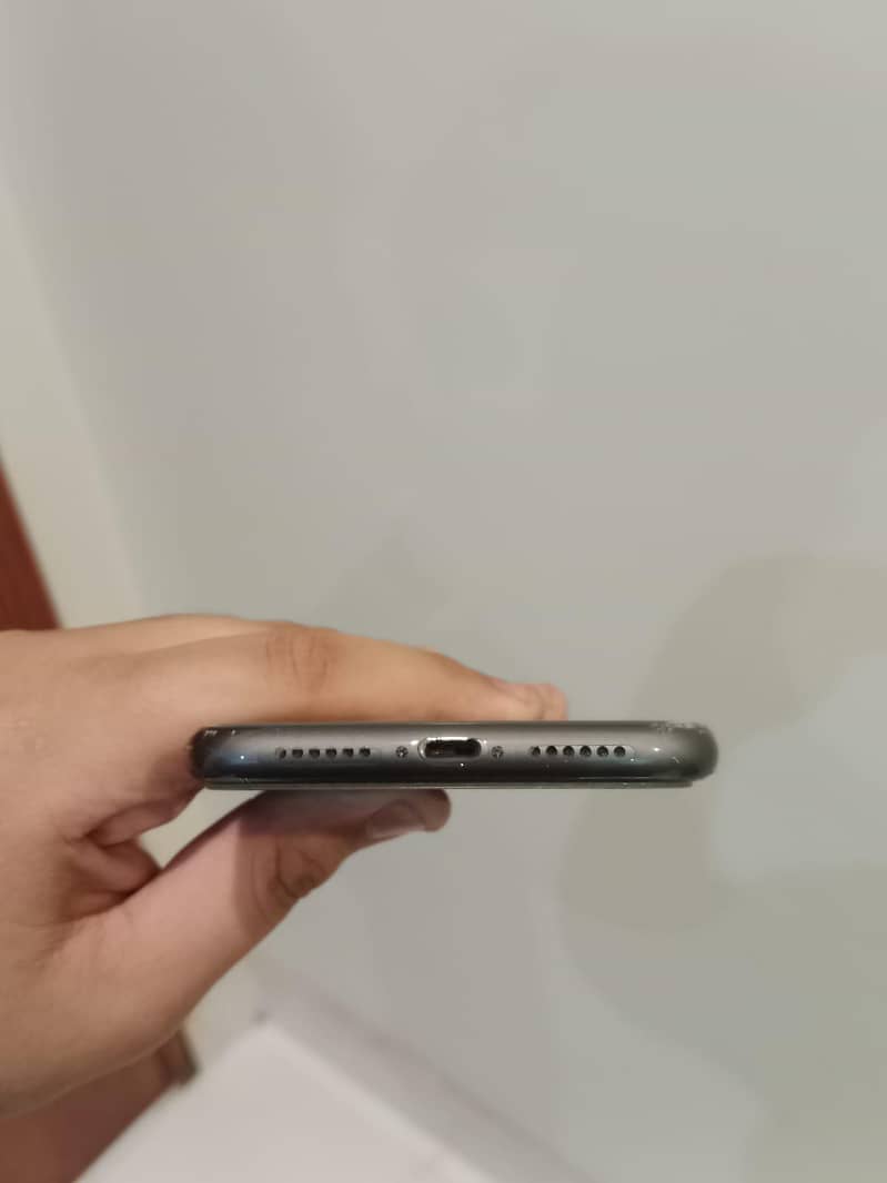 Apple iPhone 11 4