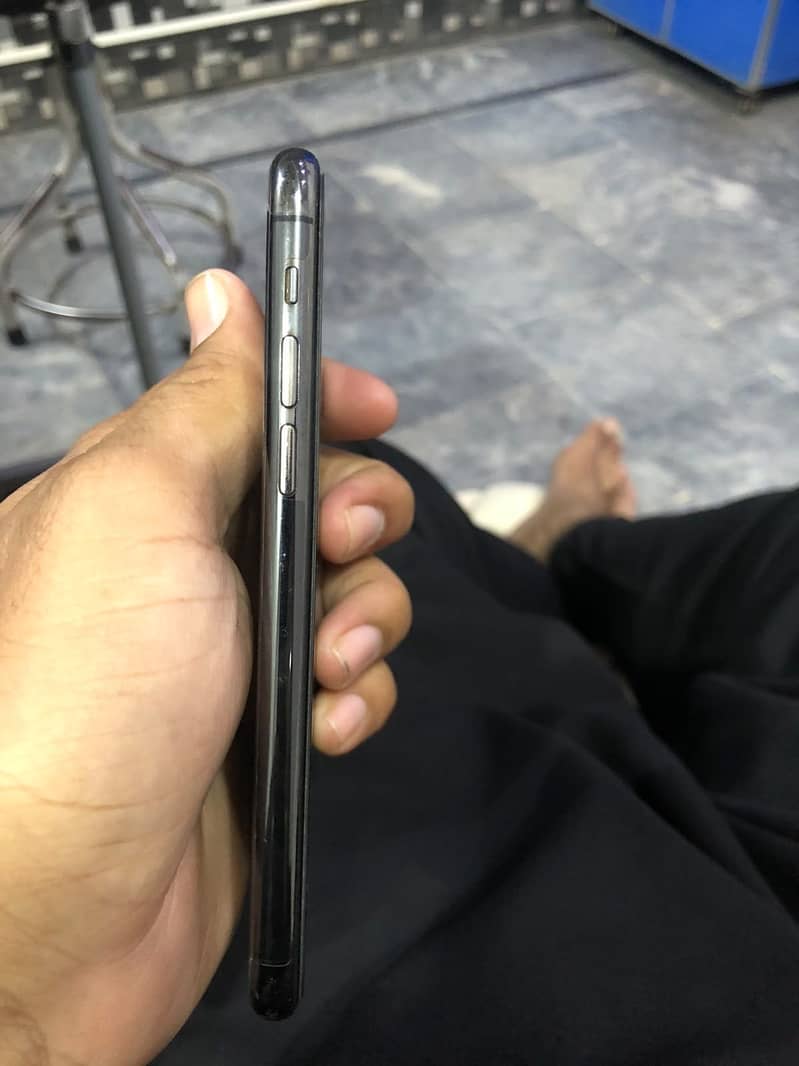 Apple iPhone 11 Pro 4