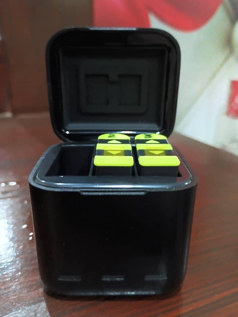 Go pro camera with batteries. . 2
