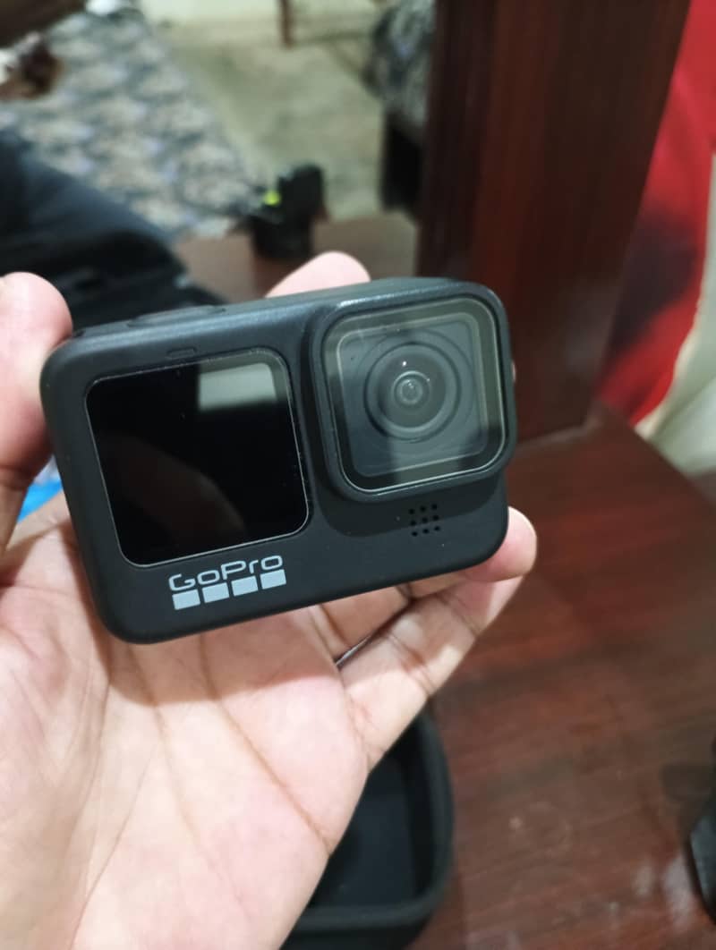 Go pro camera with batteries. . 4