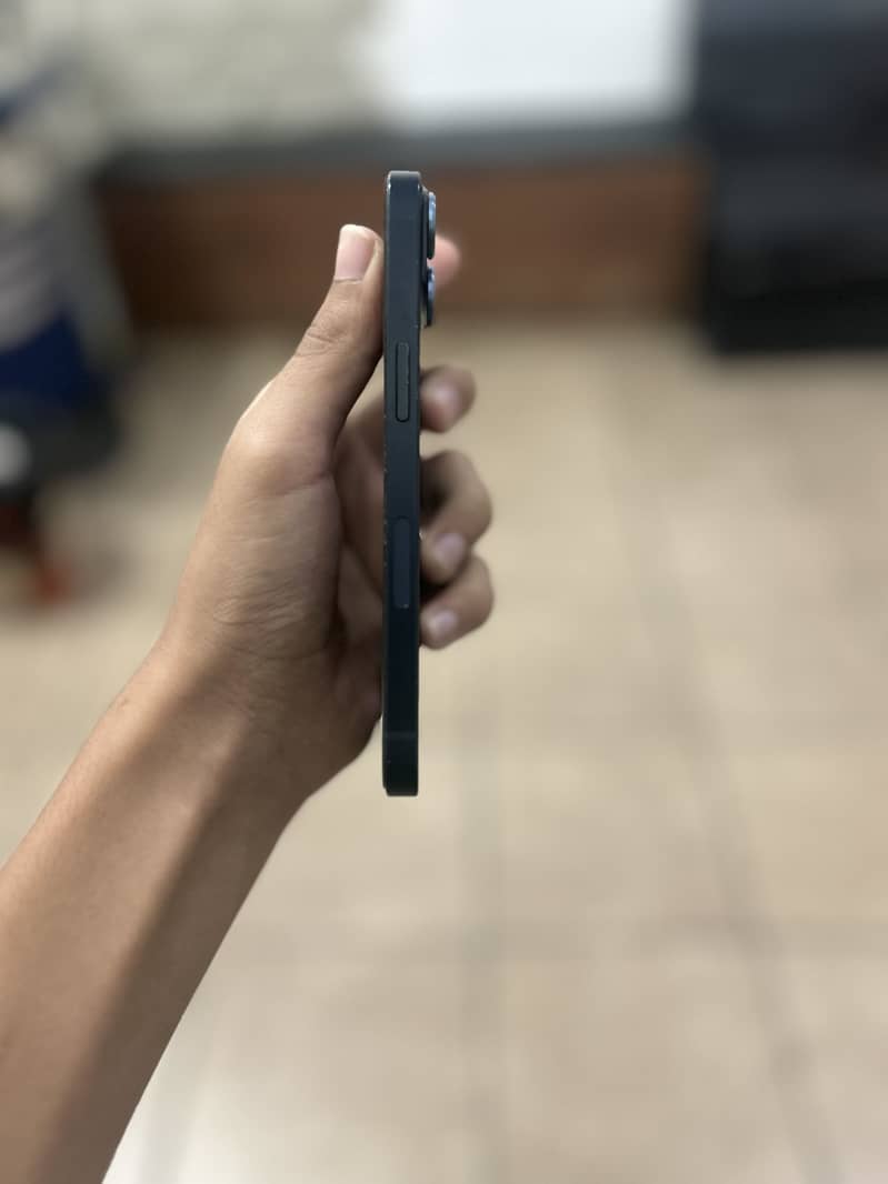 Apple iPhone 13 8