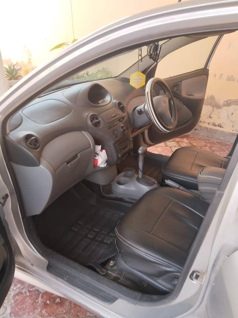 Toyota Vitz 2000 3