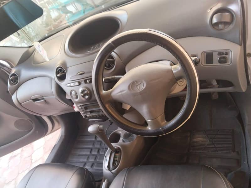 Toyota Vitz 2000 5