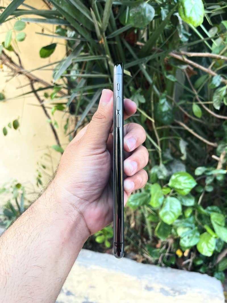 Apple iPhone 11 Pro Max 2
