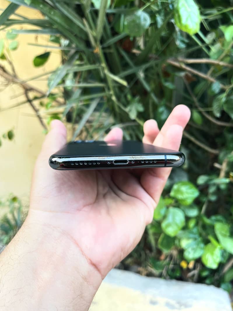 Apple iPhone 11 Pro Max 4