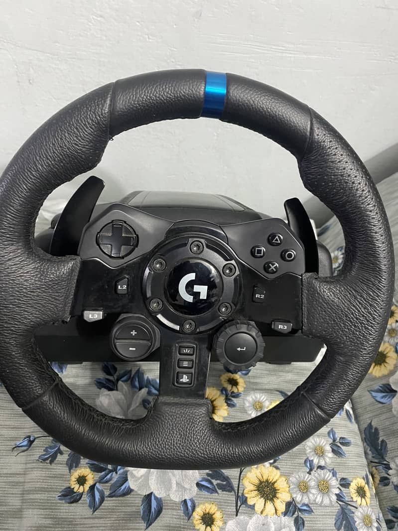 Logitech g923 wheel 1
