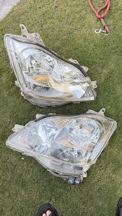 Toyota crown Athlete 2004—-2007 head lights pair.