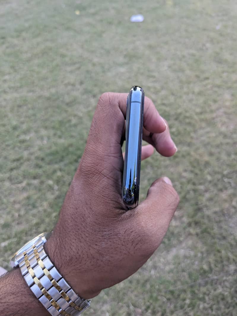 Apple iPhone 11 Pro 4