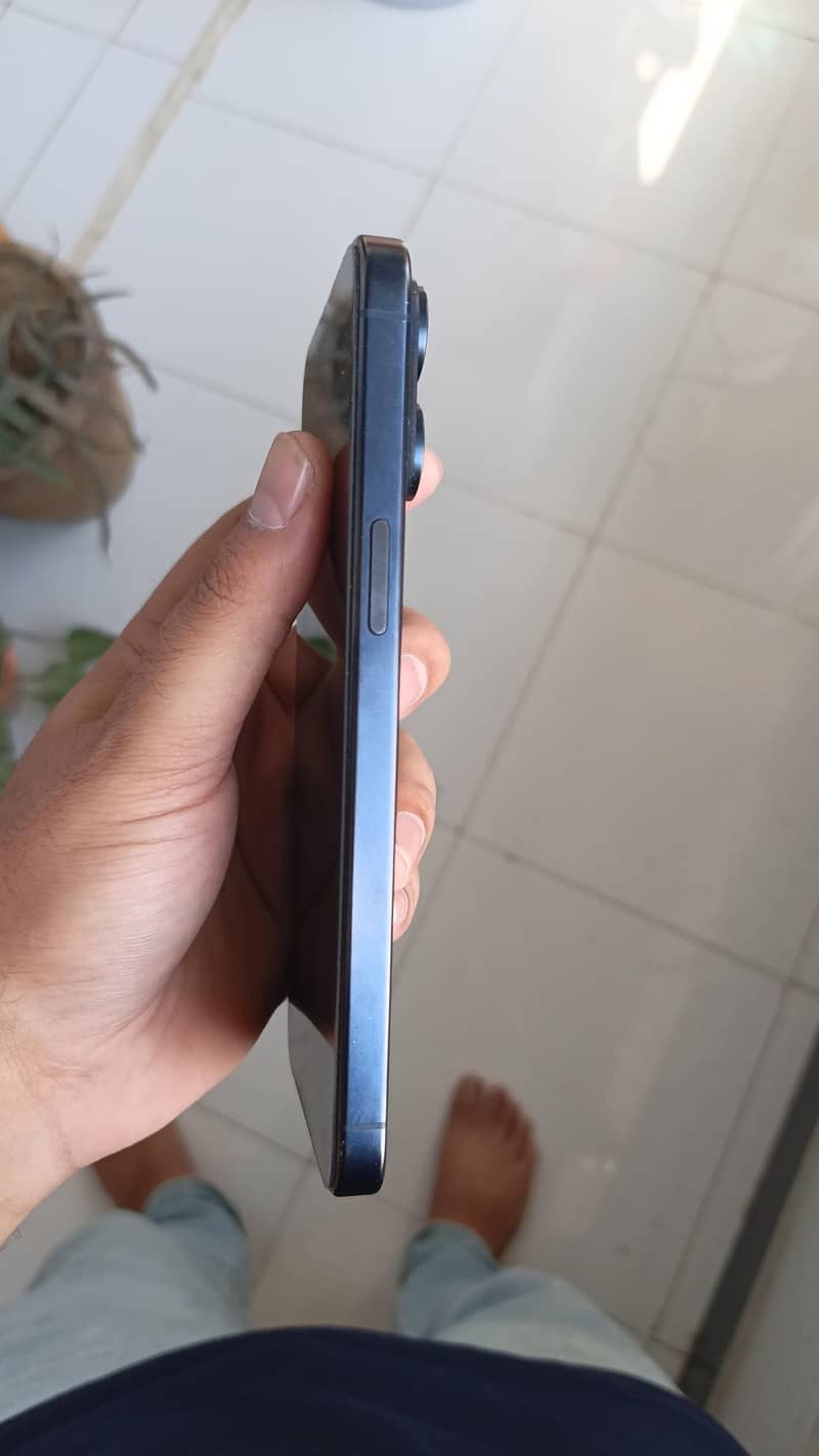 Apple iPhone 15 Pro Max 4