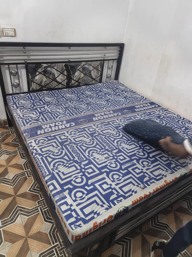 bedset and dressing table 0