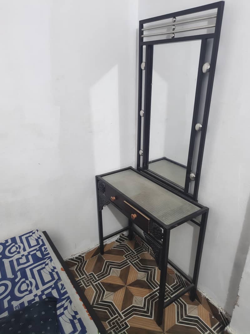 bedset and dressing table 1