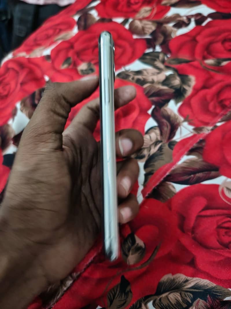 Apple iPhone 11 Pro 1