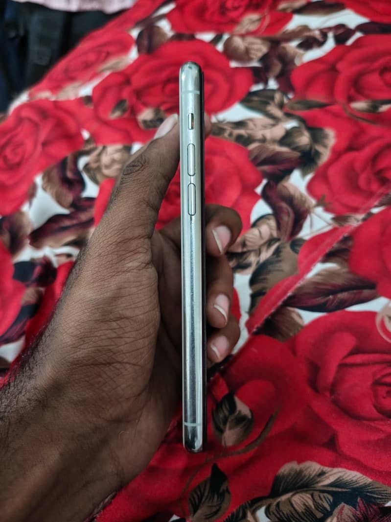 Apple iPhone 11 Pro 2