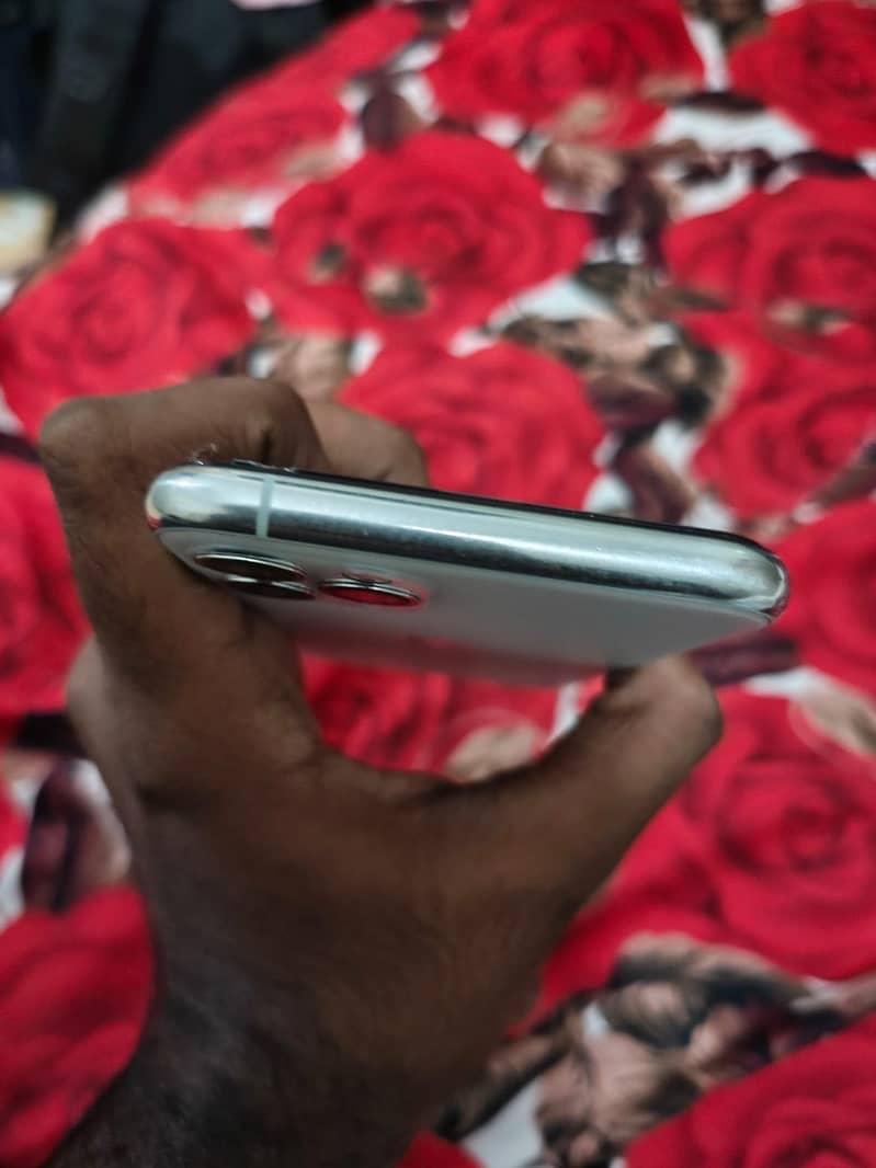 Apple iPhone 11 Pro 4