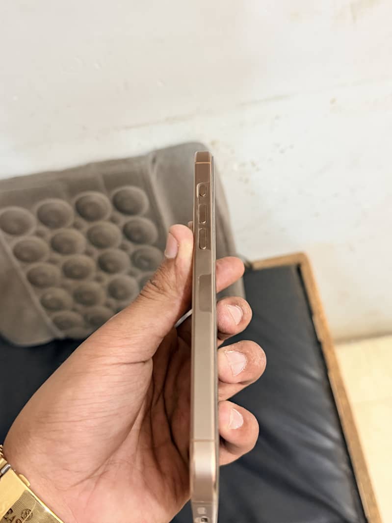 Apple iPhone 16 Pro Max 0