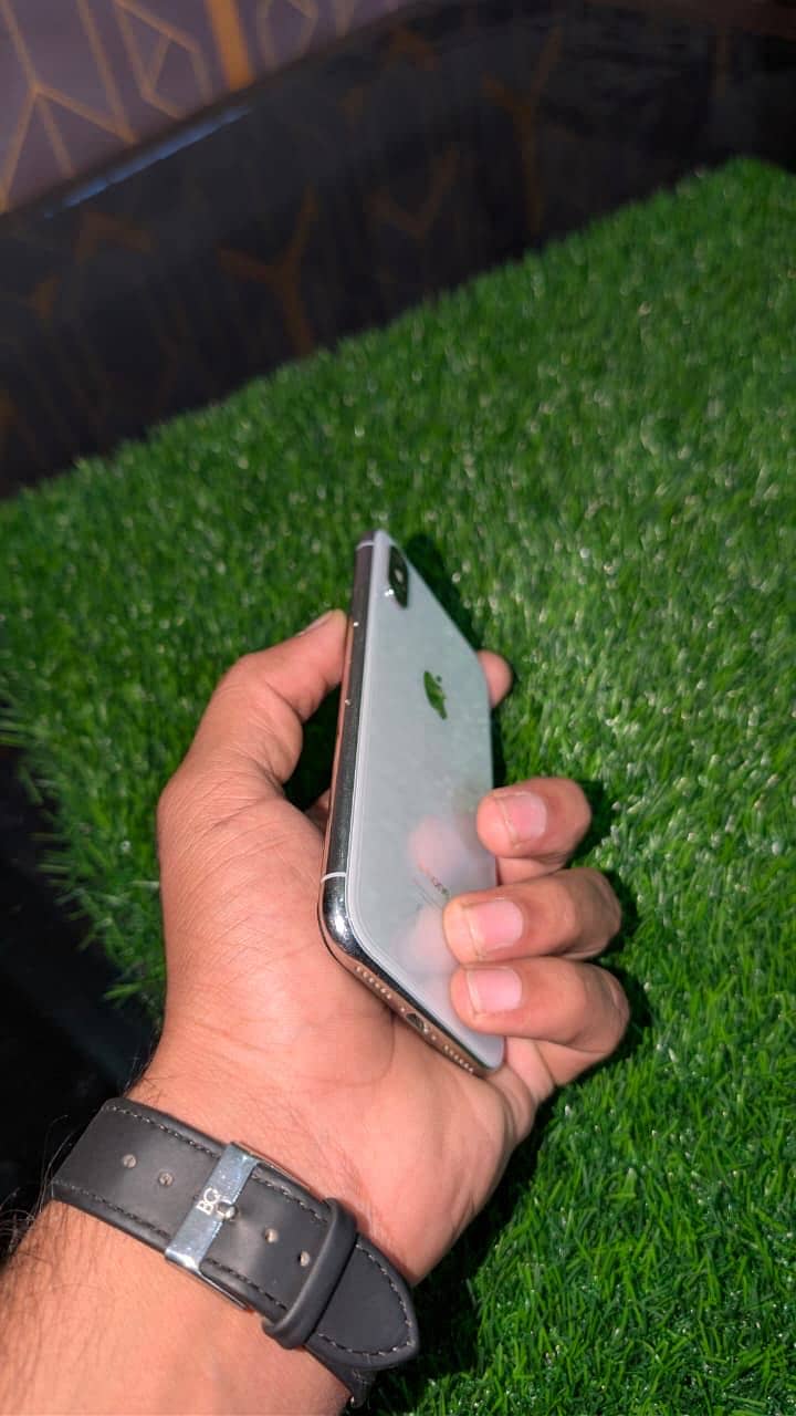 Apple iPhone X 4