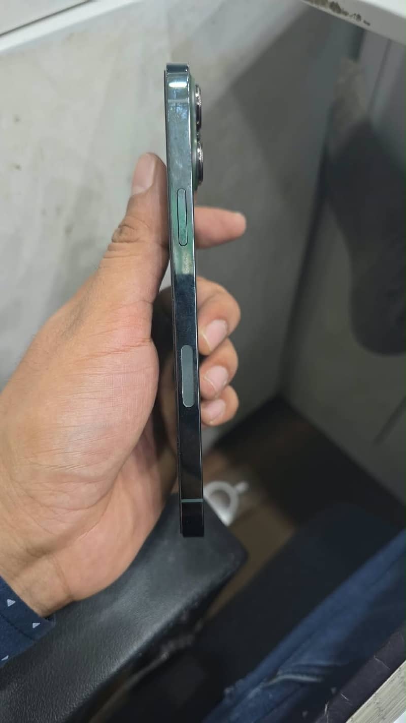 Apple iPhone 13 Pro Max 4