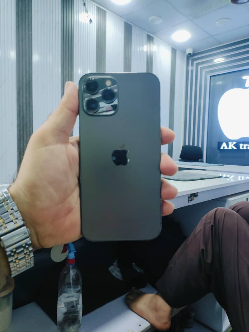 Apple iPhone 12 1