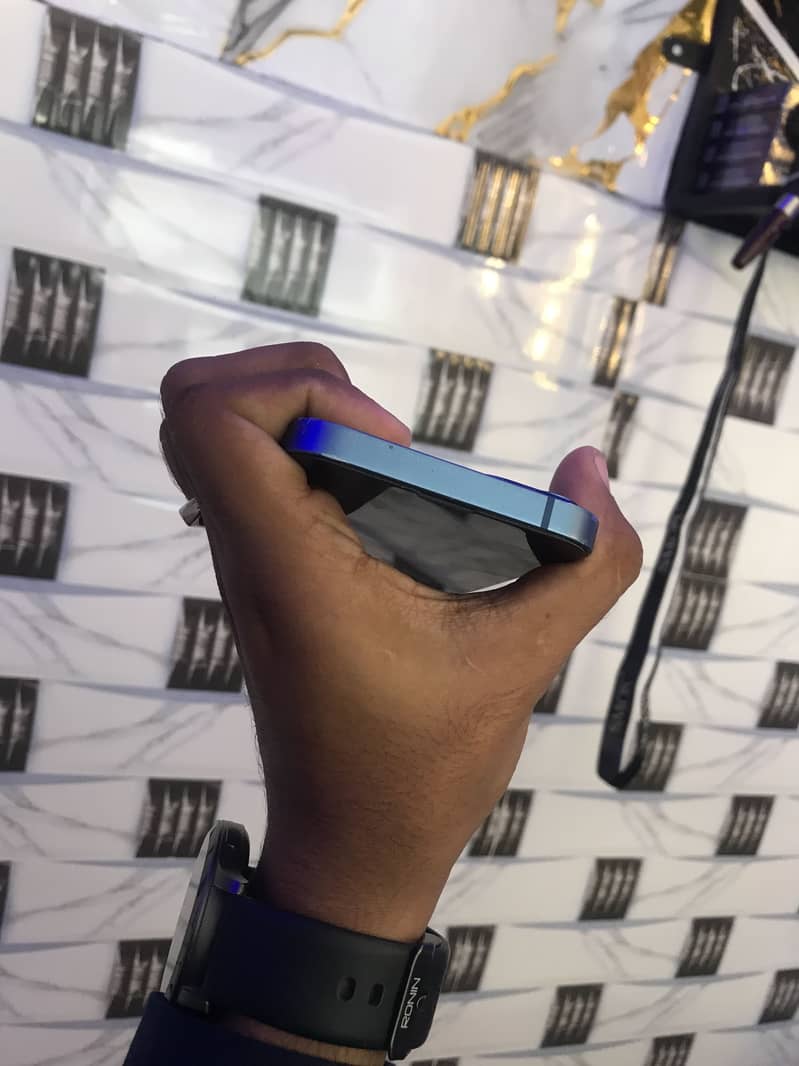Apple iPhone 13 1